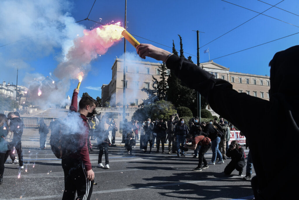 Σε εξέλιξη το πανεκπαιδευτικό συλλαλητήριο – Πέτρες και χημικά μεταξύ αστυνομικών και μπαχαλάκηδων (photos – video)