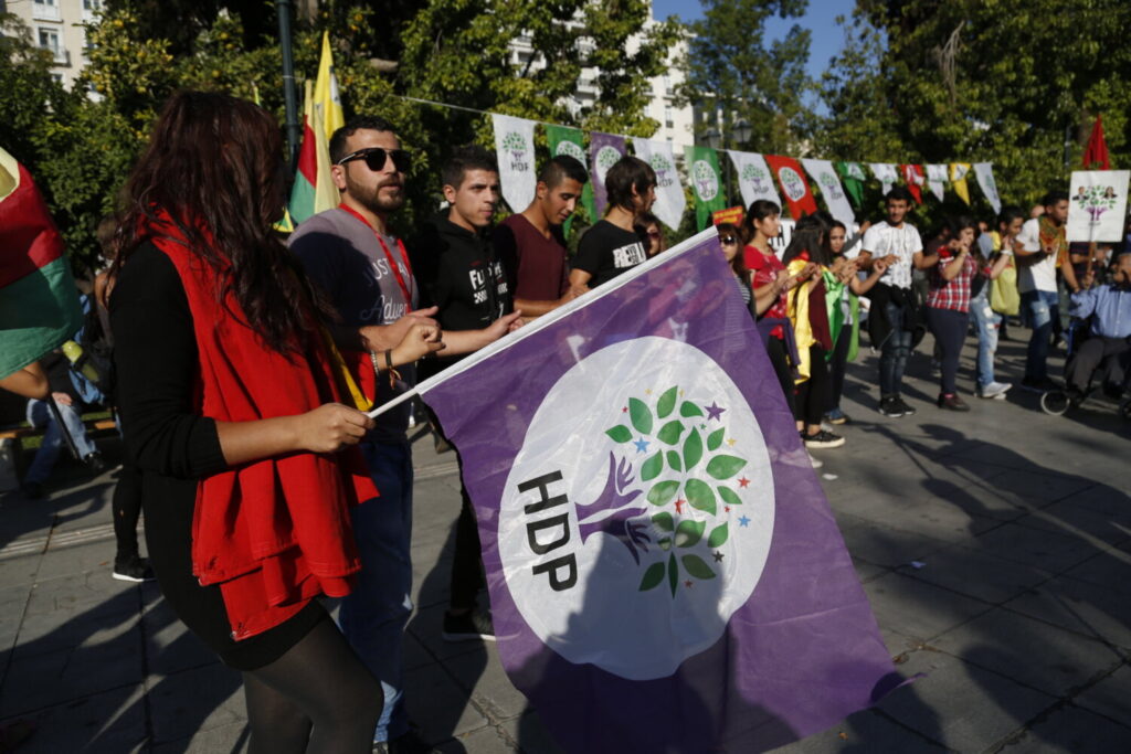 Αντιδράσεις από την προσπάθεια Ερντογάν να θέσει εκτός νόμου το HDP – «Οι θεσμοί είναι παιχνίδι στα χέρια του» (video)