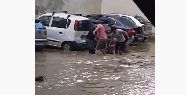 Θεσσαλονίκη: Η στιγμή που ο άνδρας ανασύρεται νεκρός από το ρέμα – Προσοχή σκληρές εικόνες(video)