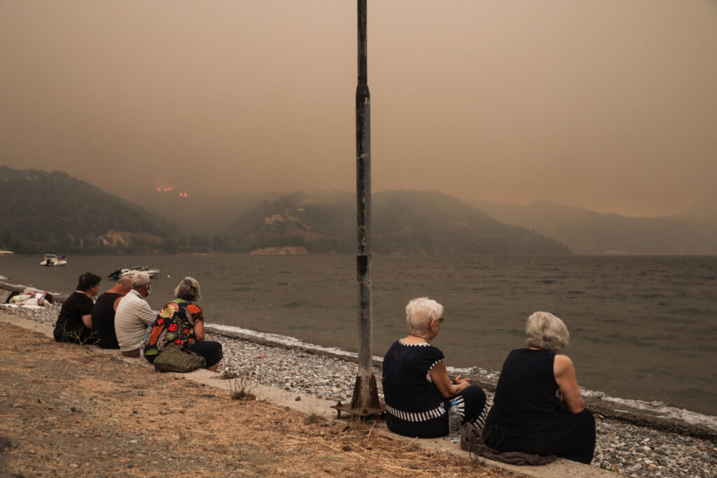 Φωτιά στην Εύβοια: Σε πύρινο κλοιό Ελληνικά και Βασιλικά