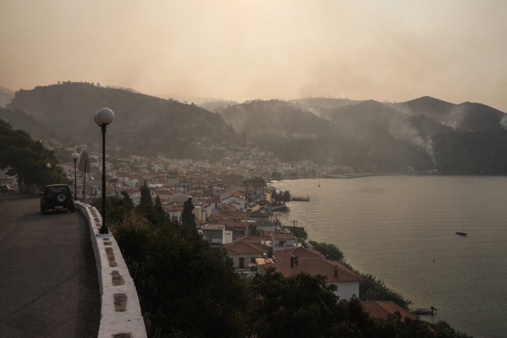 Ανεξέλεγκτη η φωτιά στην Εύβοια: Σε ετοιμότητα το Λιμενικό – Συνεχή μηνύματα του 112 για εκκένωση οικισμών