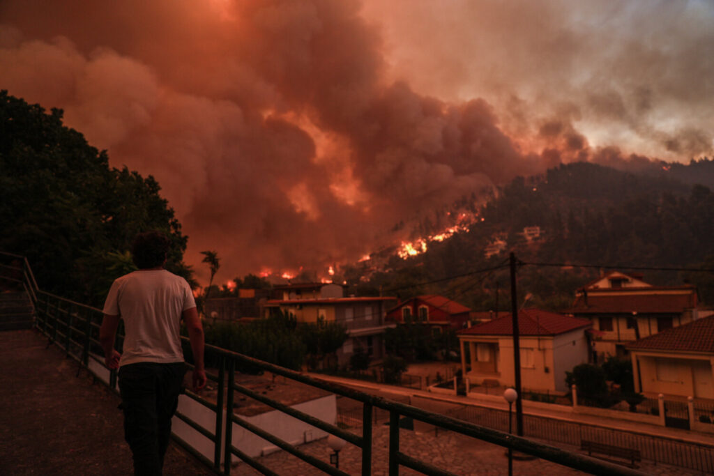 Πύρινη κόλαση στη Εύβοια: Στις φλόγες παραδόθηκαν σπίτια στο Πευκί (video)