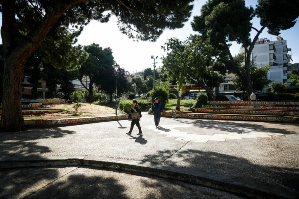 Επιδειξίας σκορπά πανικό στην Αγία Παρασκευή – Παρενοχλεί σεξουαλικά γυναίκες σε κεντρικό σημείο [βίντεο]