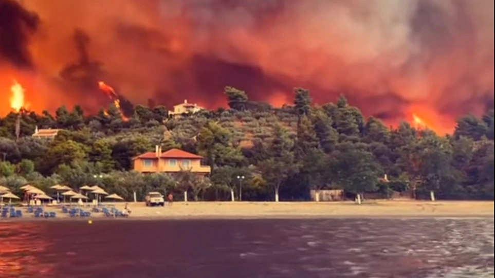 Φωτιά στην Εύβοια: Εφιαλτική η κατάσταση στις Ροβιές – Απεγκλωβίστηκαν 85 άτομα από την παραλία – Έχουν καεί 150 σπίτια (συγκλονιστικά βίντεο)