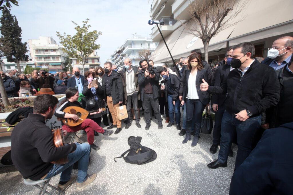 Ο Αλέξης Τσίπρας έδωσε χρήματα σε μουσικούς του δρόμου στην Καλαμαριά