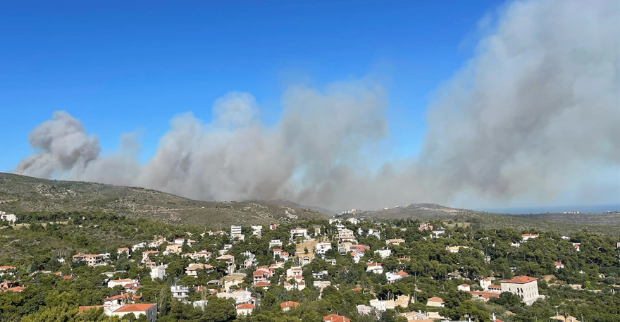 Μεγάλη φωτιά κοντά στο Νταού Πεντέλης (video)