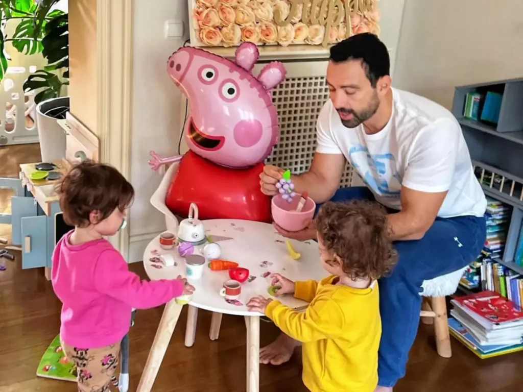 Σάκης Τανιμανίδης: Στιγμές ανάπαυλας με τις κόρες του που ζωραφίζουν στο…σώμα του!