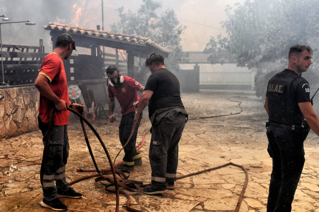 Φωτιά στο Λουτράκι: Μάχη με τις αναζωπυρώσεις – Κάηκαν δεκάδες σπίτια, λέει ο δήμαρχος – Τραυματίστηκε αστυνομικός (video)