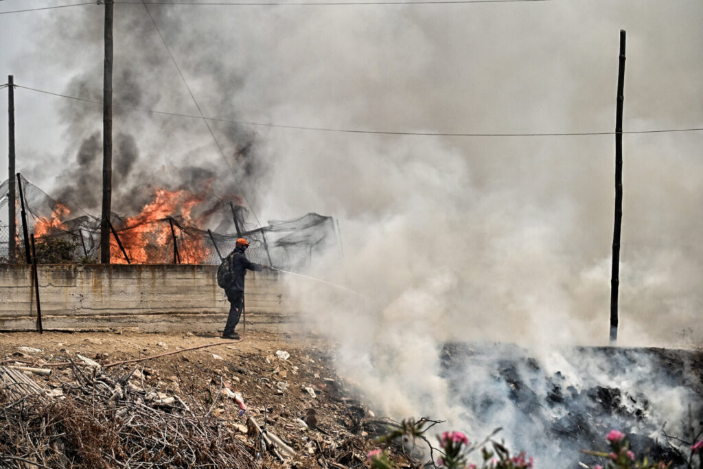 Φωτιά στο Λουτράκι: Μάχη να κρατηθεί το μέτωπο μακριά από τα διυλιστήρια – Συνεχείς αναζωπυρώσεις (video)