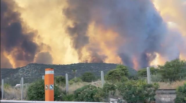 Tεράστιο το μέτωπο στο Λουτράκι – «Η φωτιά έχει ξεφύγει» – Καίγονται σπίτια (video)