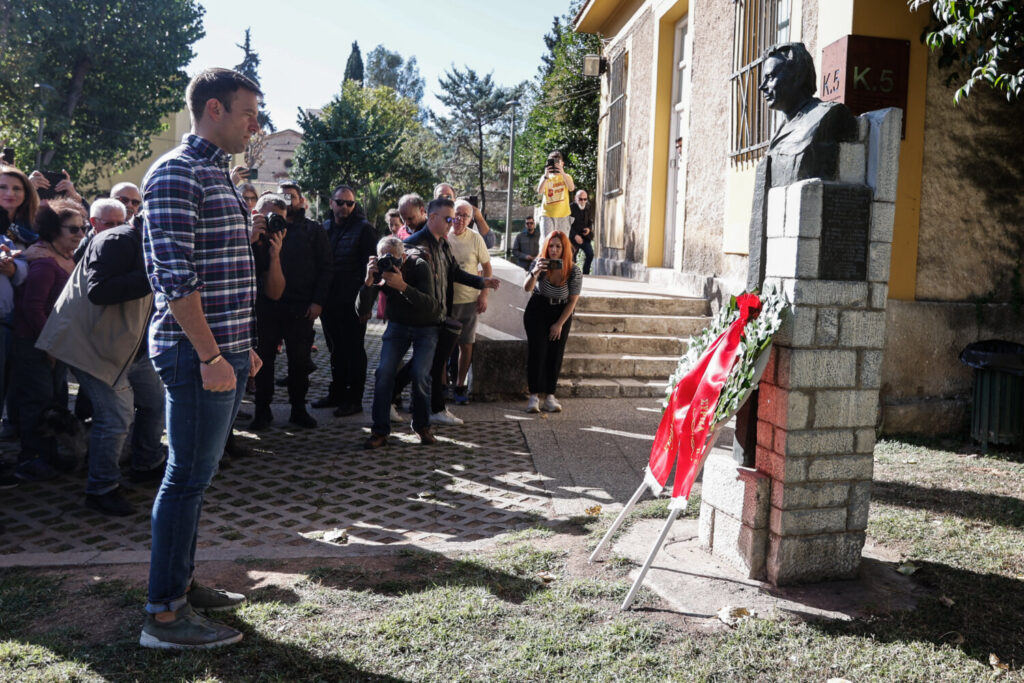 ΣΥΡΙΖΑ: Ο Κασσελάκης κατέθεσε στεφάνι στο μνημείο του ΕΑΤ – ΕΣΑ  – Στο Πολυτεχνείο η Νεολαία