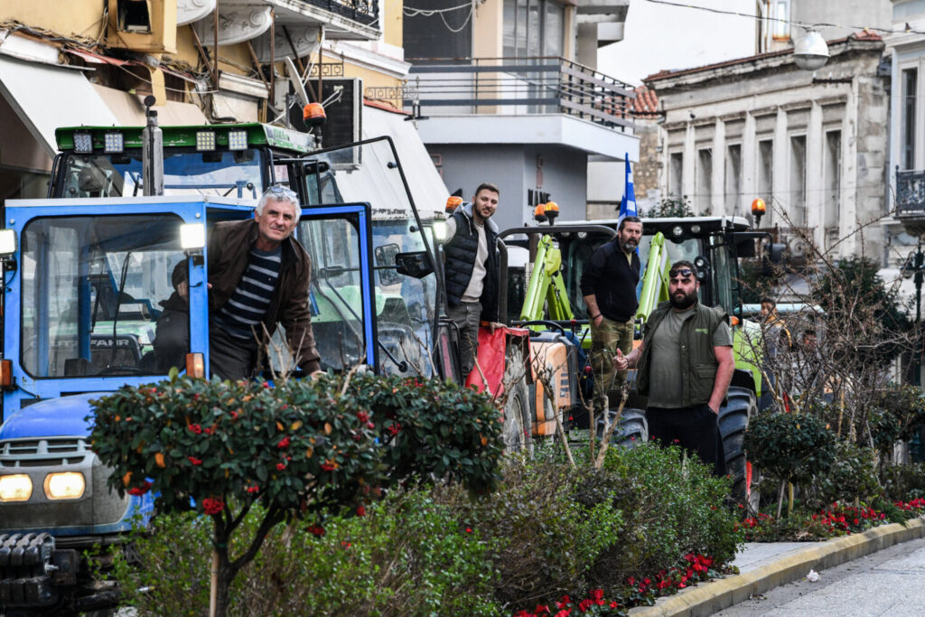 ΣΥΡΙΖΑ για αγρότες:  «Γκρίζος καπνός» από το Μαξίμου – Έλλειψη ενσυναίσθησης του Μητσοτάκη