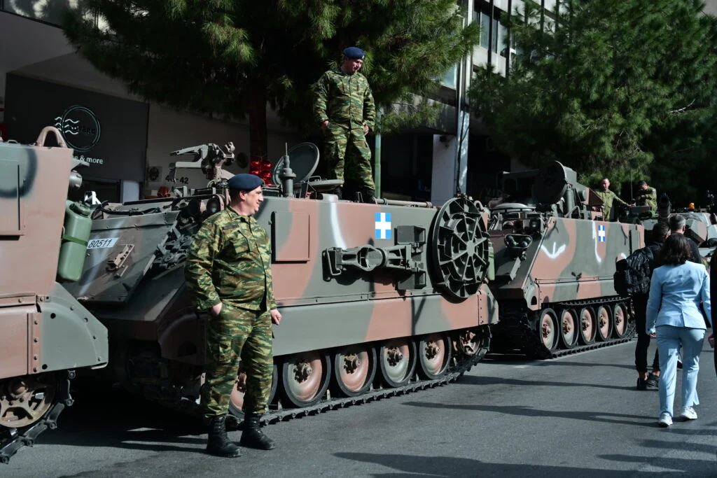 25η Μαρτίου: Πλήθος κόσμου στη μεγάλη στρατιωτική παρέλαση – Δείτε τα άρματα στο κέντρο της Αθήνας