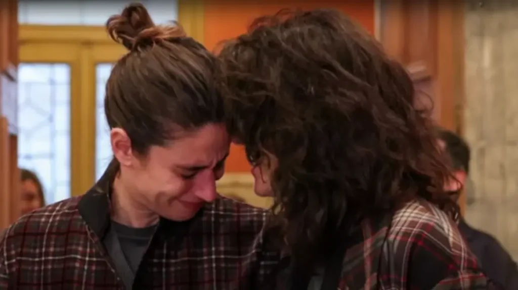 Τελέστηκε ο πρώτος γάμος ομόφυλων γυναικών στο δημαρχείο Αθηνών  – Βίντεο