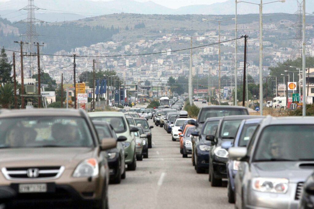 Επιστρέφουν οι εκδρομείς του Πάσχα: Αυξημένηνη η κίνηση σε διόδια και λιμάνια