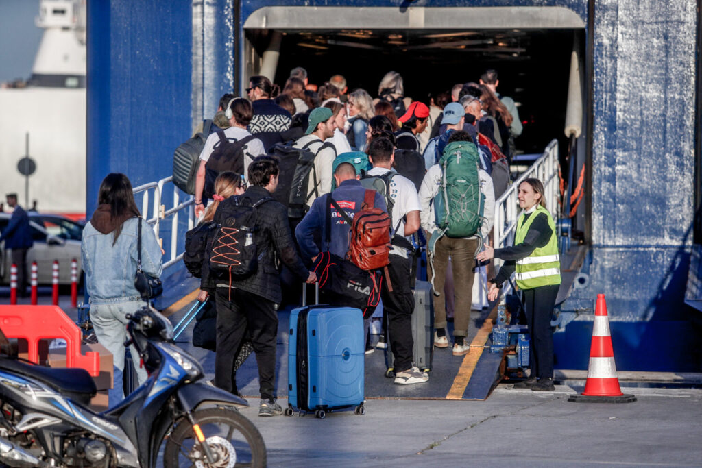 Τριήμερο Αγίου Πνεύματος: Μεγάλη Έξοδος με μποτιλιάρισμα στους δρόμους και το «αδιαχώρητο» στα λιμάνια (βίντεο)