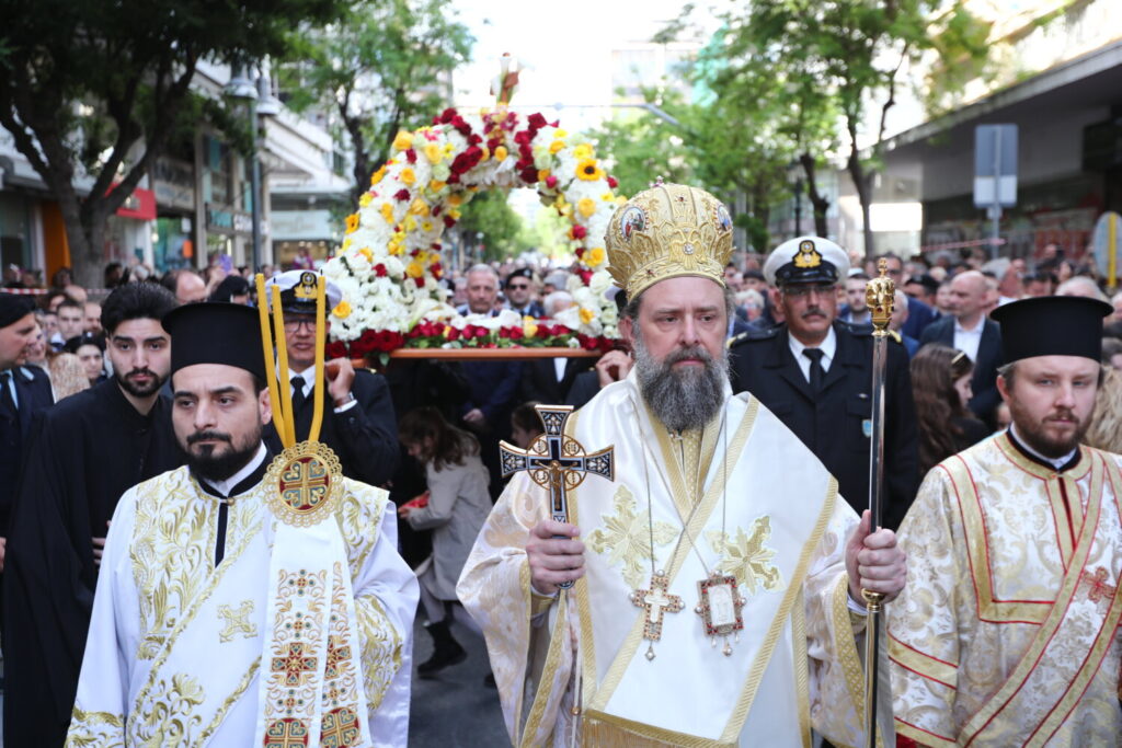 Θεσσαλονίκη: Με κατάνυξη η περιφορά του Επιταφίου του Αγίου Μηνά που γίνεται νωρίτερα από κάθε εκκλησία