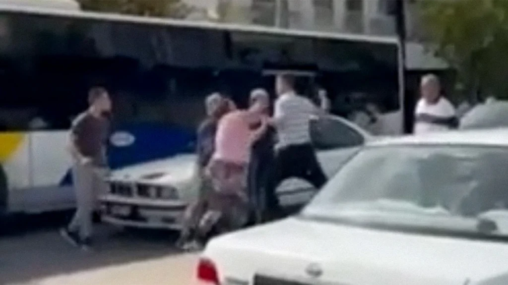 Αιγάλεω: Περιγραφή – σοκ του ζευγαριού που ξυλοκοπήθηκε μετά από παρεξήγηση με οδηγό αυτοκινήτου στο δρόμο (βίντεο)