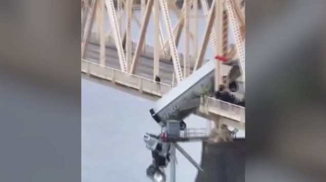ΗΠΑ: Τρομακτικό ατύχημα με νταλίκα που κρεμόταν σε πολυσύχναστη γέφυρα – Δείτε το βίντεο