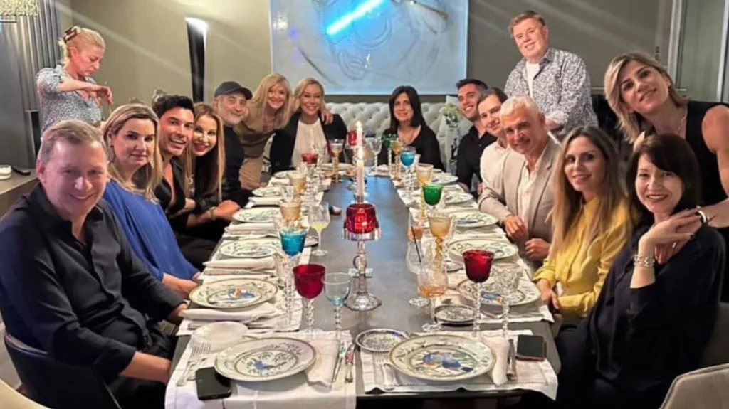 Άρης Σπηλιωτόπουλος: Το σούπερ δείπνο πολυτελείας που πόσταρε με Λαζόπουλο, Ασημακόπουλο, Μπεκατώρου, δημοσιογράφους κ.α
