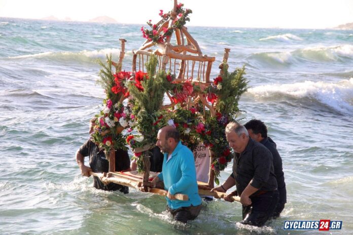 Νάξος: Πλήθος πιστών στην ξεχωριστή περιφορά του Επιταφίου μέσα στη θάλασσα (βίντεο)