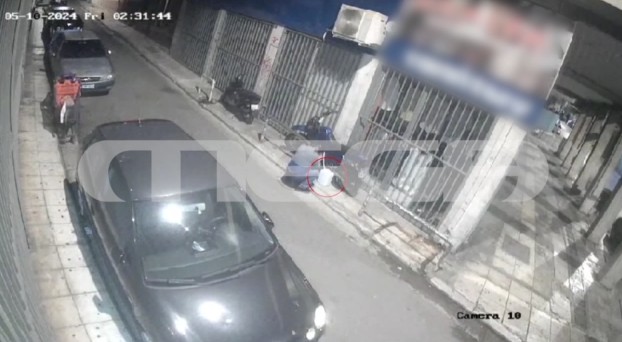 Άγιος Παντελεήμονας: Κλέφτης με μπετόνι αδειάζει βενζίνη από τα ντεπόζιτα  στις μηχανές – Βίντεο ντοκουμέντο