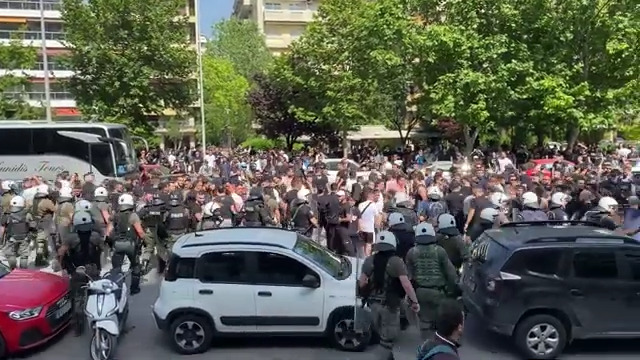 Θεσσαλονίκη:  Συγκεντρώθηκαν έξω από το Makedonia Palace οι οπαδοί του ΠΑΟΚ – Απομακρύνθηκαν από την ΕΛ.ΑΣ. (βίντεο)