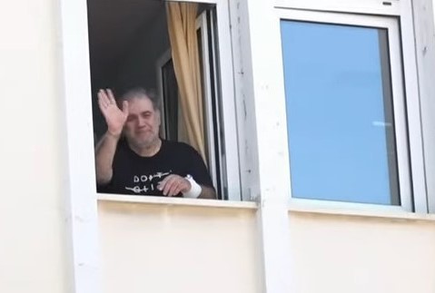 Δημήτρης Σταρόβας: Πήρε  εξιτήριο από το Τζάνειο νοσοκομείο μετά το εγκεφαλικό επεισόδιο – Βίντεο