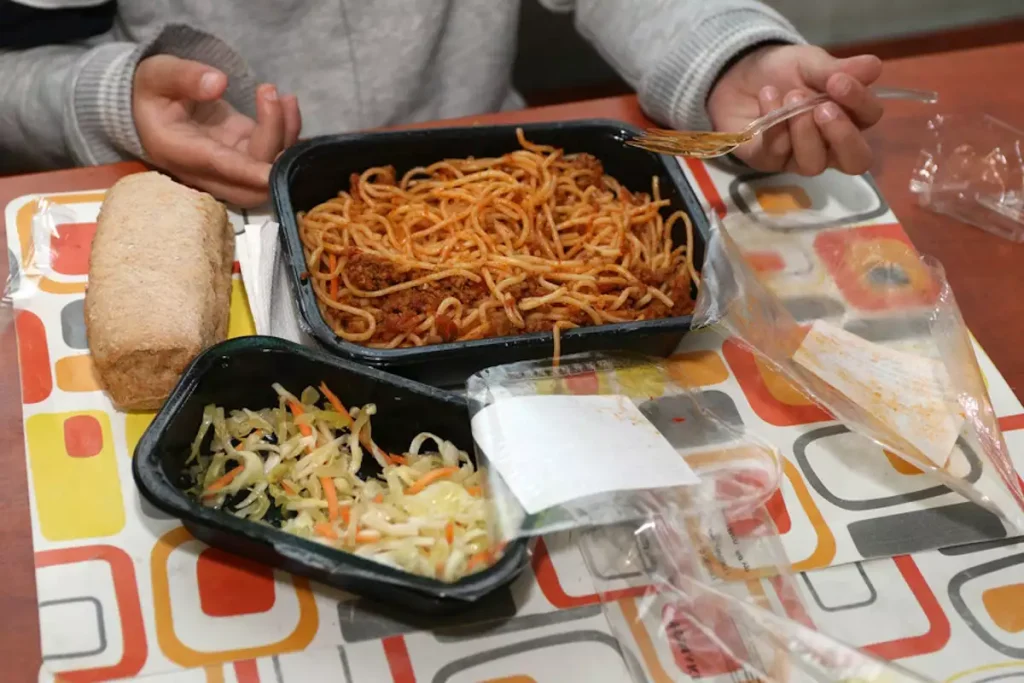 Λαμία: Μαζική τροφική δηλητηρίαση μαθητών από σχολικά γεύματα – Mε μηνύσεις απειλούν οι γονείς