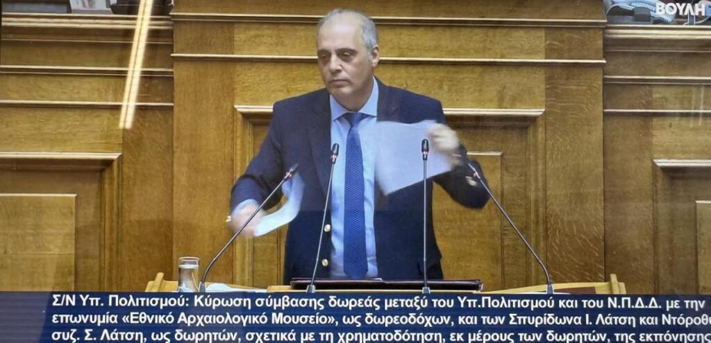 Κυριάκος Βελόπουλος: Σόου στη Βουλή – Έσκισε το ΦΕΚ της Συμφωνίας των Πρεσπών