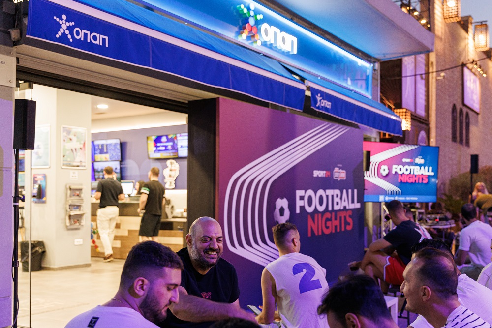 Αυλαία στους ομίλους του Ευρωπαϊκού με γκολ, ένταση και εκπλήξεις σε κατάστημα ΟΠΑΠ στο Αιγάλεω – Η απόλυτη ποδοσφαιρική βραδιά παρέα με τους Θωμά Ζάμπρα και Λάμπρο Κωνσταντάρα