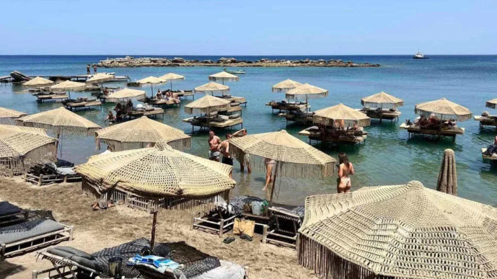 Ρόδος: To beach bar με τις παράνομες κατασκευές στη θάλασσα καλεί σε πάρτι παρά το  «σφράγισμα»