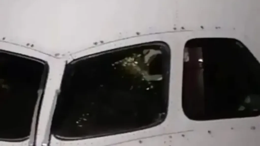 Τρόμος σε πτήση αεροσκάφους της Boeing: Ράγισε το παρμπρίζ στα 40.000 πόδια