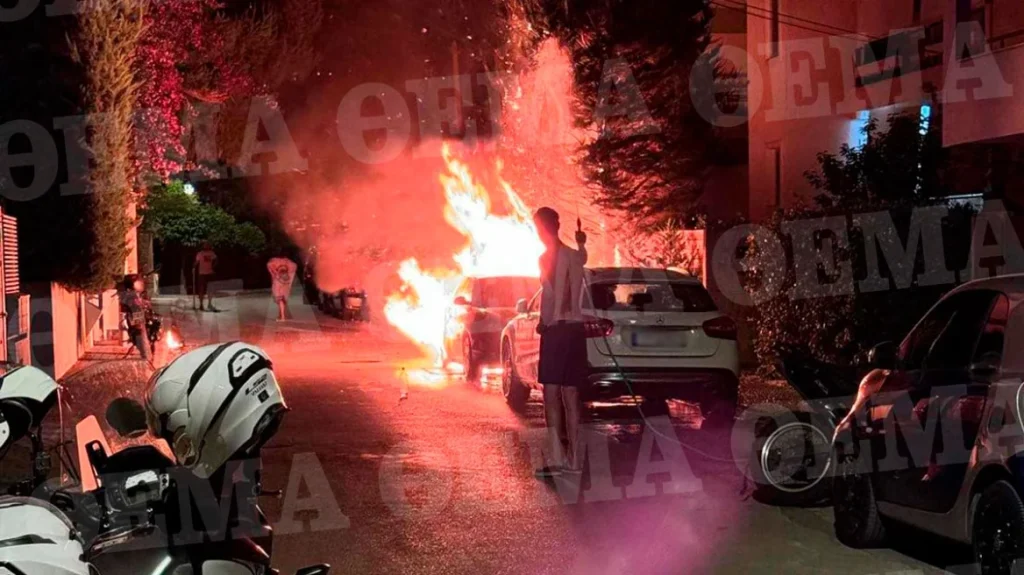 Βίντεο από το φλεγόμενο περιπολικό μετά την επίθεση έξω από το σπίτι της προέδρου Αρείου Πάγου – Με εγκαύματα β’ βαθμού νοσηλεύεται ο αστυνομικός