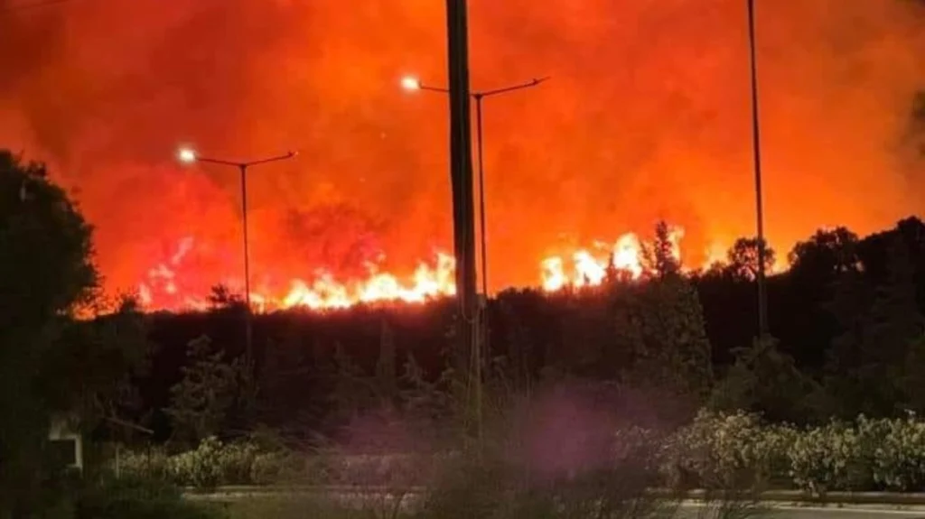 Φωτιά στην Κερατέα – Μεγάλη κινητοποίηση της πυροσβεστικής – Ήχησε το 112 (βίντεο)