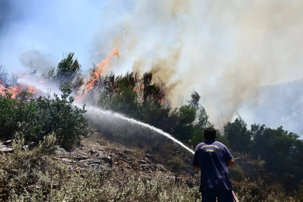 Φωτιά στο Σοφικό: Εθελοντής πυροσβέστης υπέστη καρδιακό επεισόδιο – Καλύτερη η εικόνα της πυρκαγιάς,  διάσπαρτες εστίες