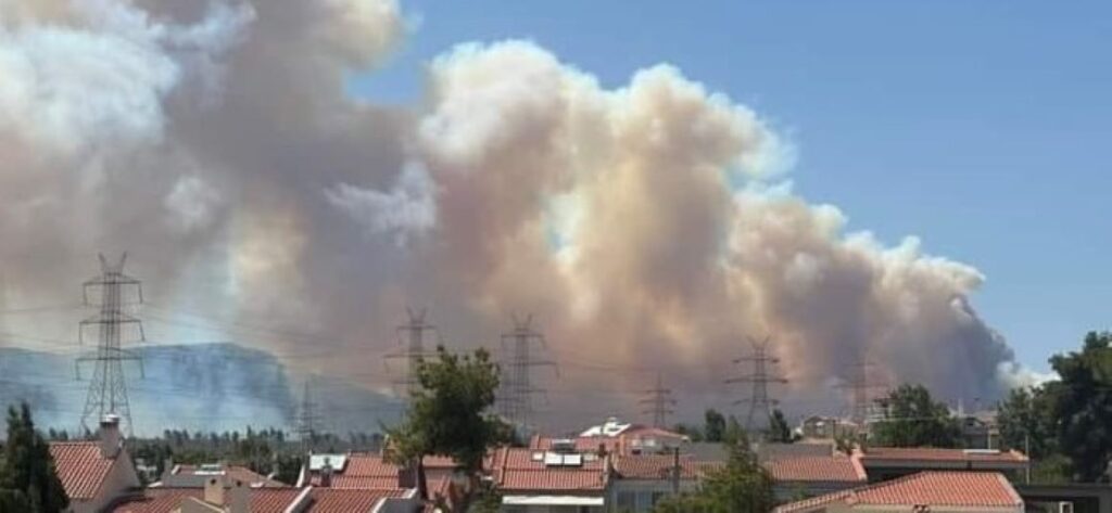 Φωτιά στην Πάρνηθα: Από έκρηξη σε πυλώνα της ΔΕΔΔΗΕ ξεκίνησε η πυρκαγιά – Ενισχύθηκαν οι πυροσβεστικές δυνάμεις – Μάχη να περιοριστεί το μέτωπο