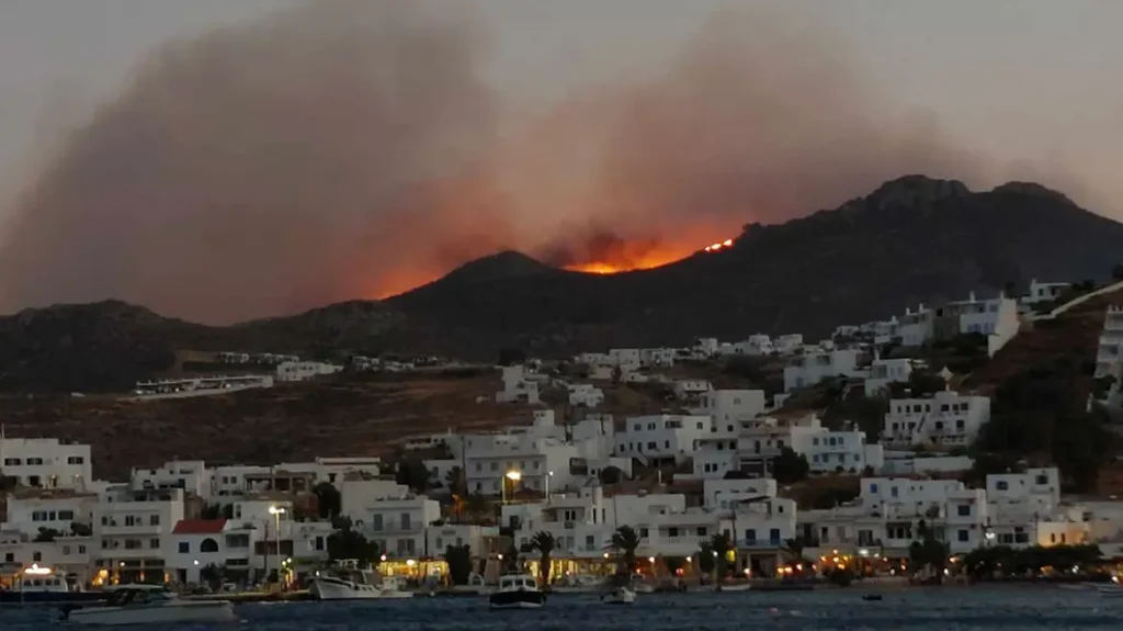 Φωτιά στη Σέριφο: Πύρινος εφιάλτης – Σπεύδουν δυνάμεις και από την Αθήνα – Μάχη με τις φλόγες και τους ανέμους (βίντεο)