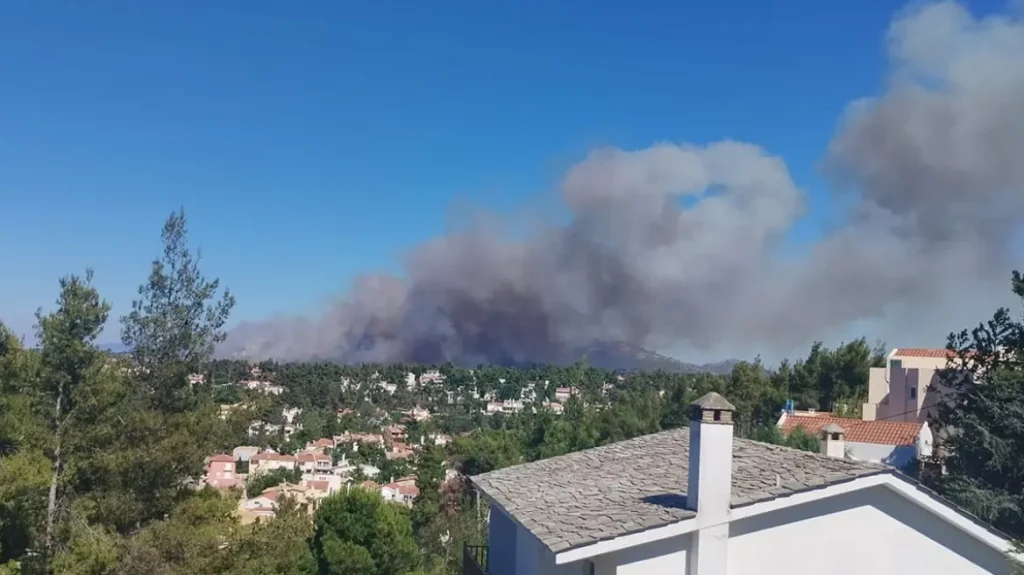 Νέα μεγάλη φωτιά στη Σταμάτα: Κοντά σε σπίτια οι φλόγες – Εκκενώνονται Αμυγδαλέζα, Γαλήνη και Ροδόπολη (βίντεο)