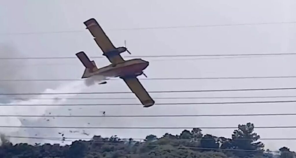 Φωτιά στη Ναυπακτία: Παραλίγο ατύχημα με Canadair που χτύπησε σε πεύκο – Δείτε το βίντεο