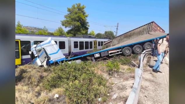 Αυλίδα:  Πως αποφεύχθηκε η τραγωδία – Συνελήφθη ο οδηγός του φορτηγού που συγκρούστηκε με τρένο – «Έσκασε το λάστιχο» υποστήριξε