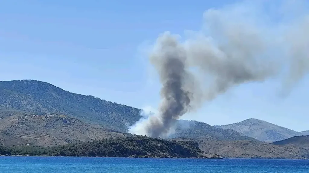 Μεγάλη φωτιά στη Χίο στη Σιδηρούντα – Μήνυμα του 112 για το Μετόχι – Απομακρυνθείτε προς παραλία (βίντεο)