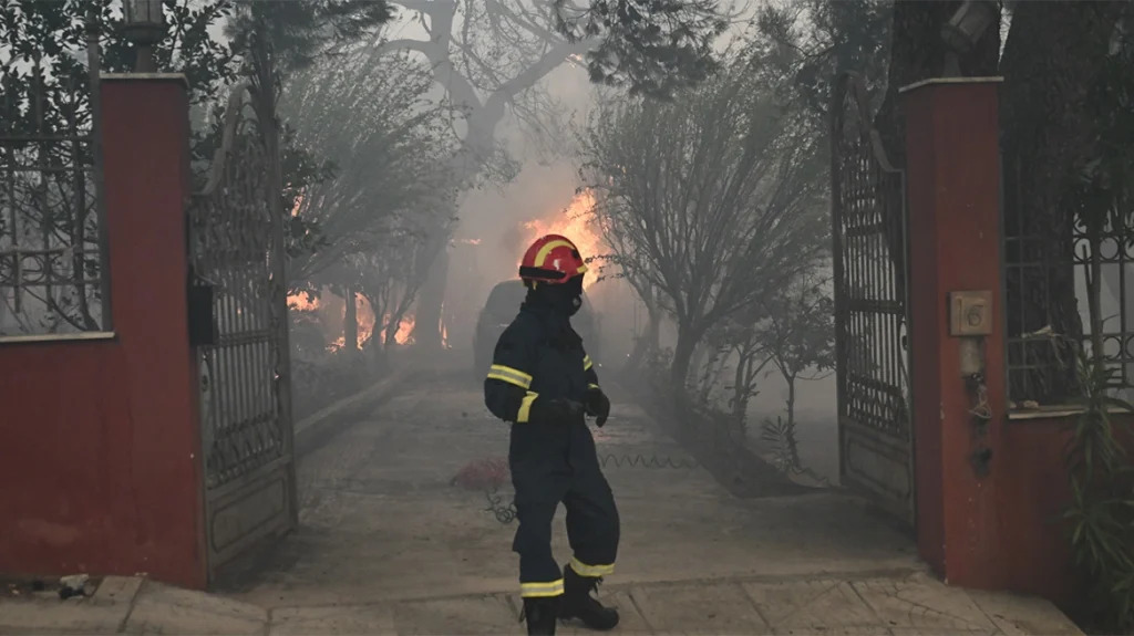 Φωτιά στην Αττική: Μάχη με τις φλόγες σε Πεντέλη και Βριλήσσια – Καίγονται σπίτια και επιχειρήσεις –  Νέο 112 για φωτιά στο Δέση Γέρακα (βίντεο)