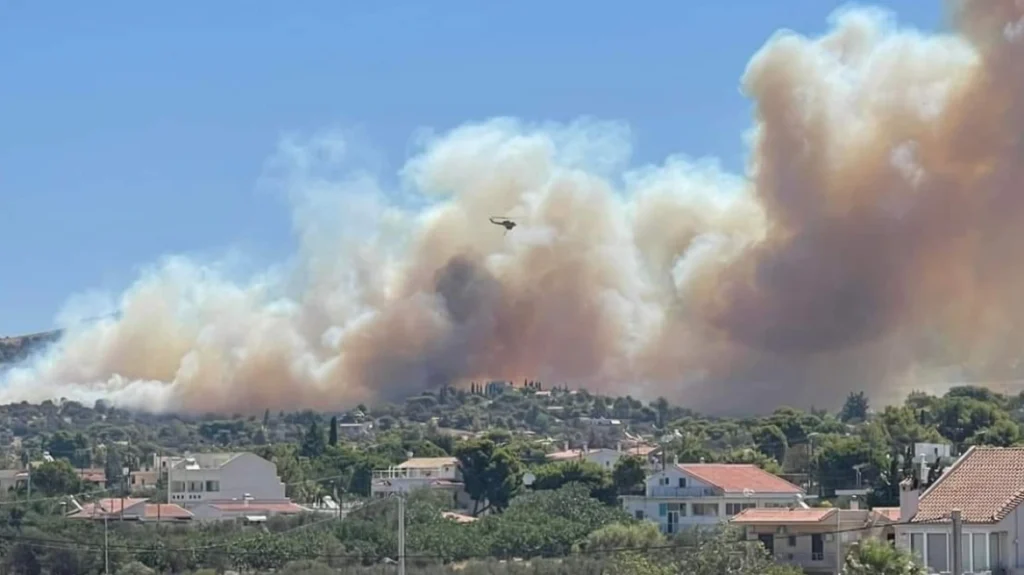 Κορωπί: Φωτιά στην Αγία Μαρίνα κοντά σε κατοικημένη περιοχή –Μηνύματα από το 112 (βίντεο)