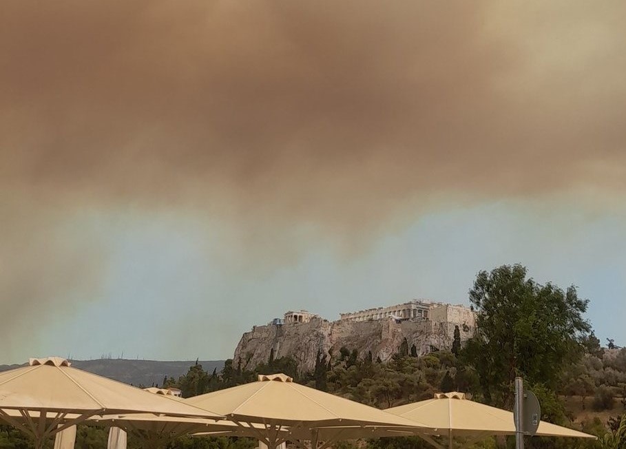 Φωτιές στην Αττική: Πνίγηκε η Αθήνα από τους καπνούς, σκοτείνιασε ο ουρανός  – Απόκοσμες εικόνες- Οδηγίες προστασίας