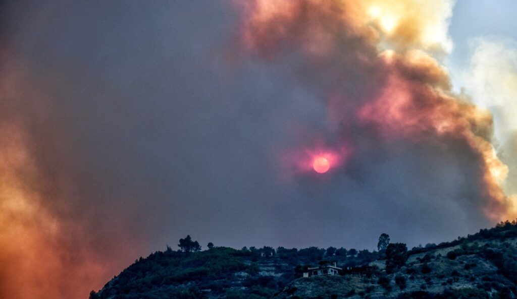 Μάχη σε δύο μέτωπα στην Κορινθία, εκκενώνονται τα Σοφιανά