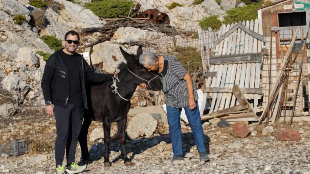 Η κυρά Ρηνιώ της Κίναρου είχε ζητήσει ένα γαϊδουράκι για συντροφιά και τώρα το απέκτησε