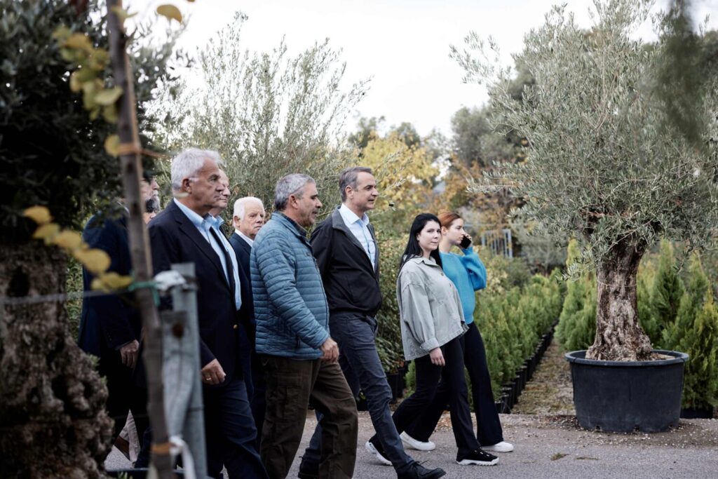 Επίσκεψη Μητσοτάκη σε φυτώρια στο Καπανδρίτι: Στήριξη των θερμοκηπιακών καλλιεργειών με 150 εκατ. ευρώ (βίντεο)