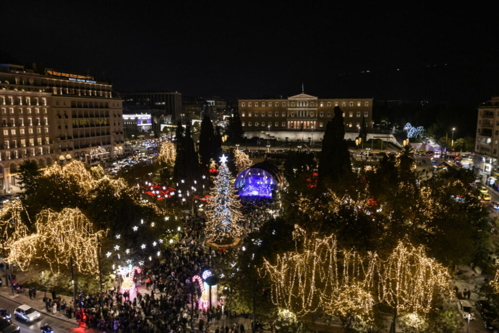 Δήμος Αθηναίων: Το κέντρο της Αθήνας φωτίστηκε σαν παραμύθι! Αναλυτικά οι χριστουγεννιάτικες εκδηλώσεις