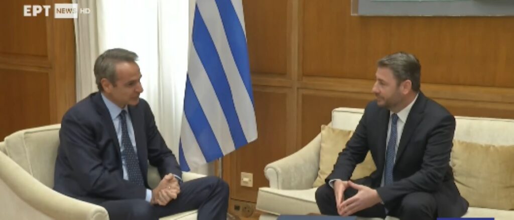 Μητσοτάκης:  Να έχουμε ανοιχτό δίαυλο επικοινωνίας – Ανδρουλάκης: Στόχος η  συναίνεση αλλά με ειλικρινή διάλογο -Τι είπαν για δημογραφικό και συνταγματική αναθεώρηση – Που διαφώνησαν  (βίντεο)